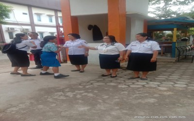 Menyambut Siswa di pagi Hari